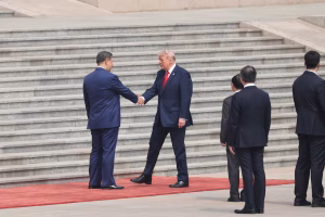 El líder chino Xi Jinping saluda al presidente estadounidense Donald Trump durante una ceremonia de bienvenida en el Gran Salón del Pueblo, en Pekín, China, el 14 de mayo de 2026 (REUTERS/Maxim Shemetov)