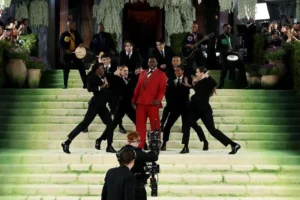 El actor y cantante Joshua Henry actuando en las escaleras de la alfombra roja de la Met Gala.