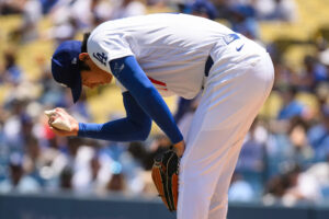 Shohei Ohtani, abridor de los Dodgers de Los Ángeles, toma una bolsa de resina durante la segunda entrada de un partido de béisbol de Grandes Ligas contra los Rays de Tampa Bay, el miércoles 17 de junio de 2026, en Los Ángeles. (Foto AP/Kyusung Gong)